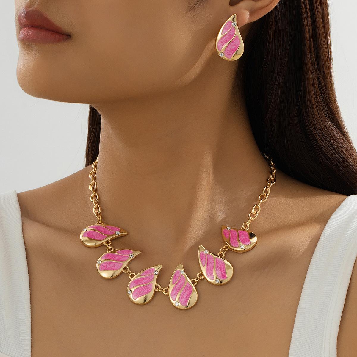 

Модные украшения для женщин розовый