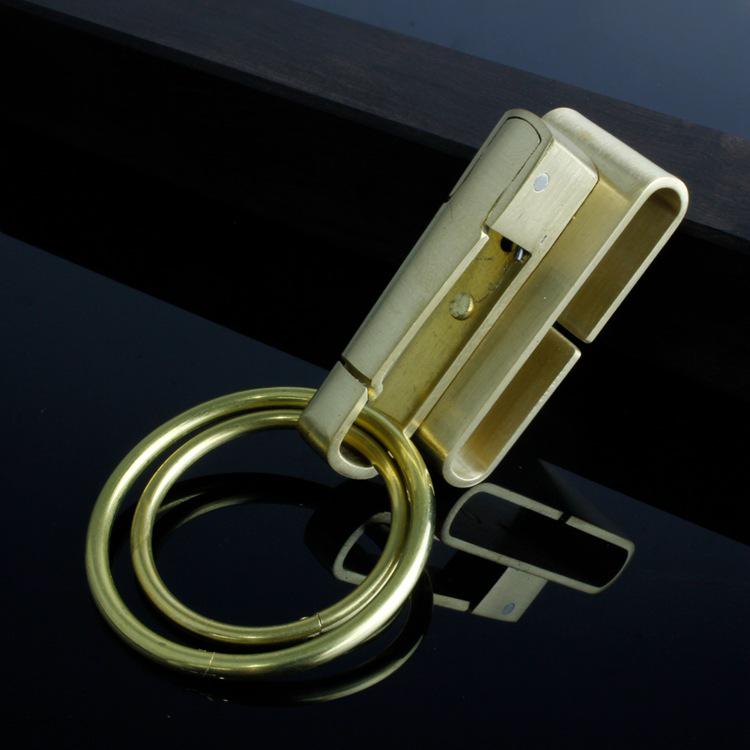 Handgefertigter Edelstahl-Schlüsselanhänger mit Leder-Gürtelschlaufe - Klassisches Sportaccessoire für Herren