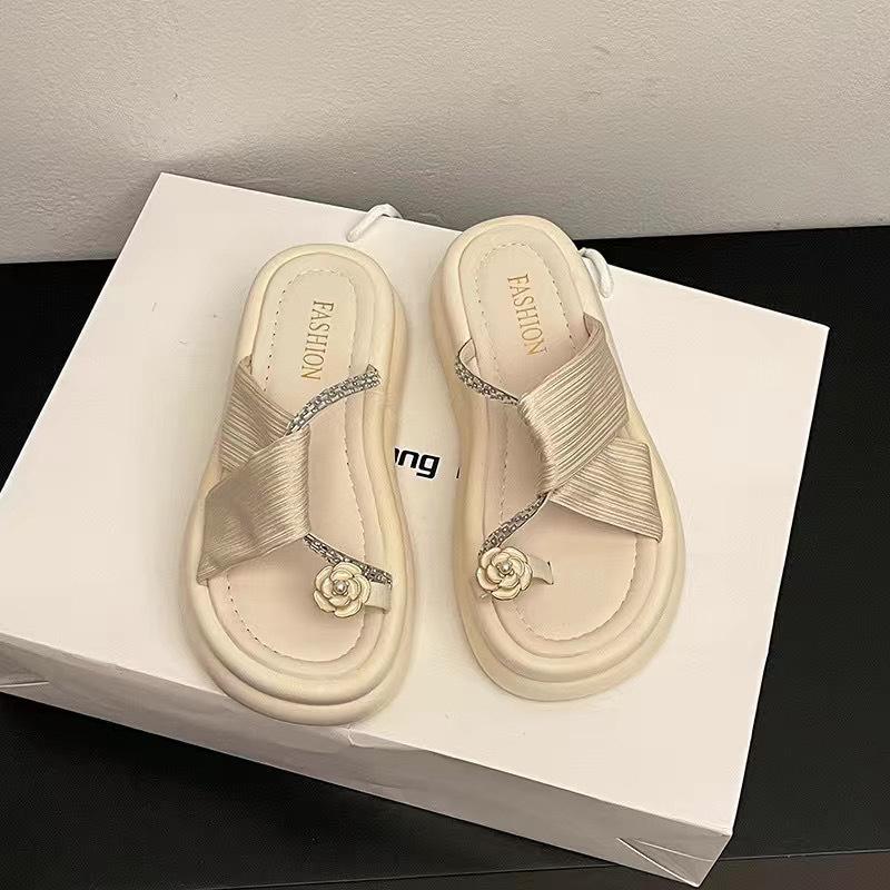 Pinch-in casual slippers, wear summer new small thick-bottomed comfortable beach cool slippers