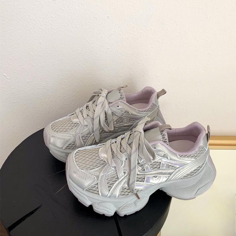 Dad Shoes sind ein neuer Bestseller für Frauen. Sie sind dünne, atmungsaktive und höhenvergrößernde Freizeitsportschuhe.