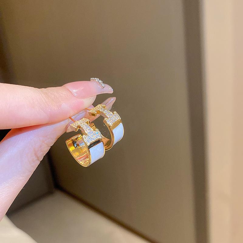 

Серьги-кольца с цирконием Серебряная игла : Элегантный геометрический дизайн с золотым покрытием для женщин