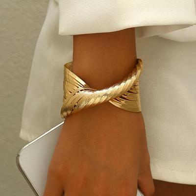 Women's Matte Finish Bold Twisted Line Bracelet - European and American Style, Perfect for Daily Wear