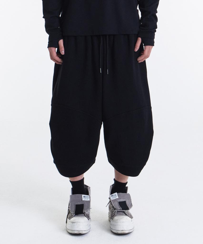 Gicheol Flow Knee Bermuda Sweat Pants (Black)