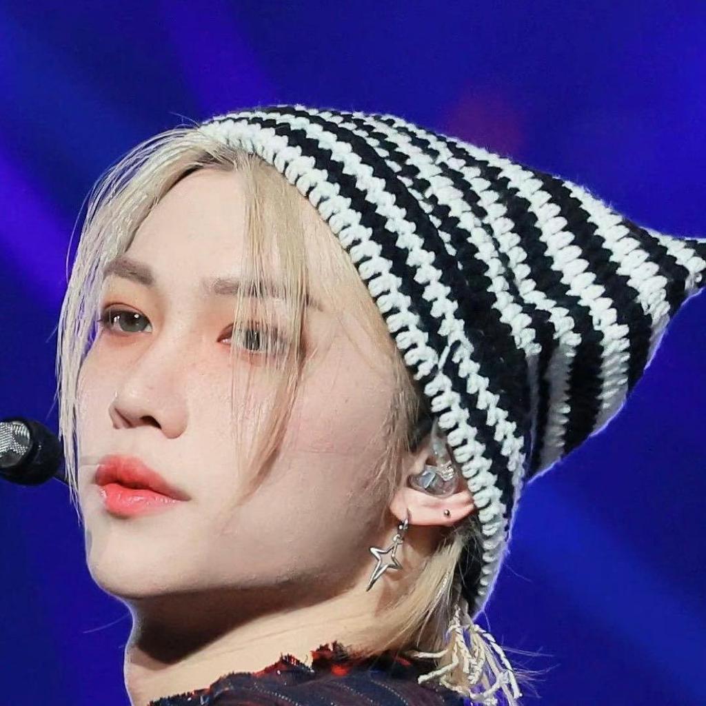 [GEBRAUCHT] Stray Kids Katze Ohren Gestreifte Strickmütze Weiß x Schwarz Stray Kids Felix