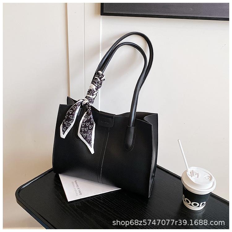 

2025 New Simple and Fashionable Large Capacity Armpit Bag High-end Casual Women s Commuter Shoulder Bag