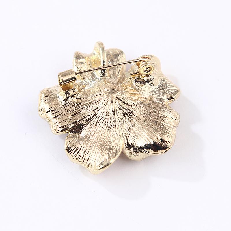 Fashion Pearl Petal Brooch Elegant Versatile Frosted Three-Color Flower Brooch Temperament Diamond Pin
