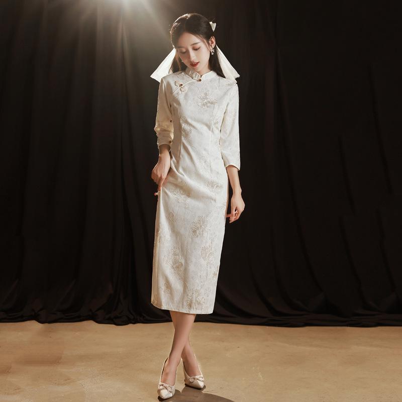 Elegantes Herbst-Weißes Langarm-Cheongsam für Junge Frauen
