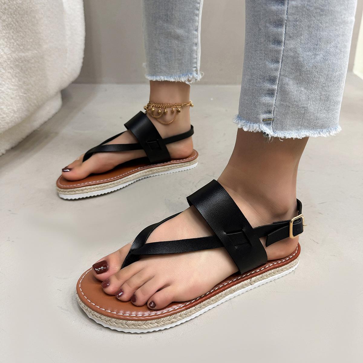 

Плоские сандалии большого размера 2025 лето новый простой повседневный шлепанцы с ремешком на пальце женские с пряжкой и ремешком сзади 36 чёрный