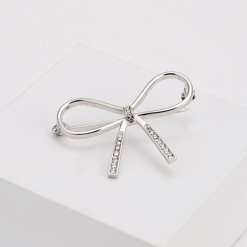 Korean Style Pearl Brooch: Versatile Floral Diamond Pin for Women's Coats