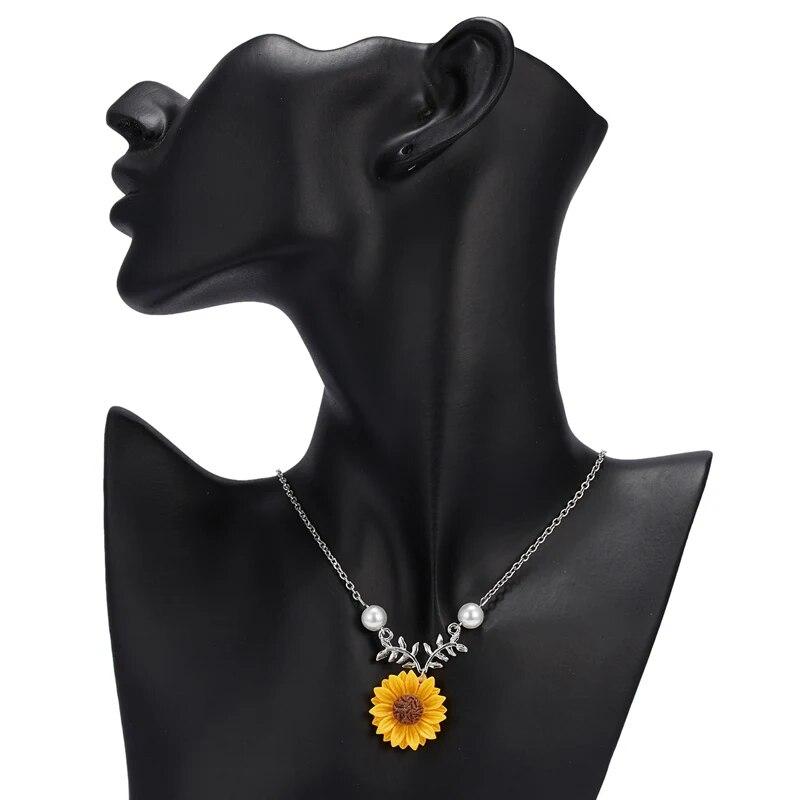 Fashion Delicate Sunflower Pendant Choker Necklaces for Women Imitation Pearls Jewelry Necklace Clothes Accessories