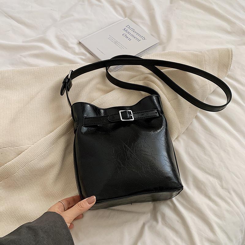 

Модная текстурная простая сумка-мессенджер на плечо большой вместимости женская 2025 весна новая универсальная сумка-ведро тренд