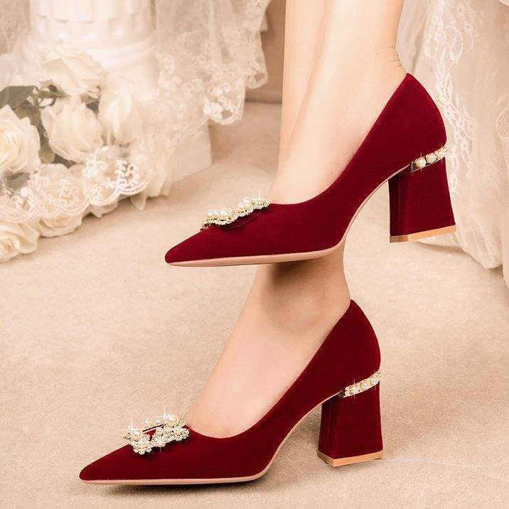 Red wedding shoes thick heels are not tired. Pregnant women can wear Chinese Xiuhe clothes and two wedding shoes.