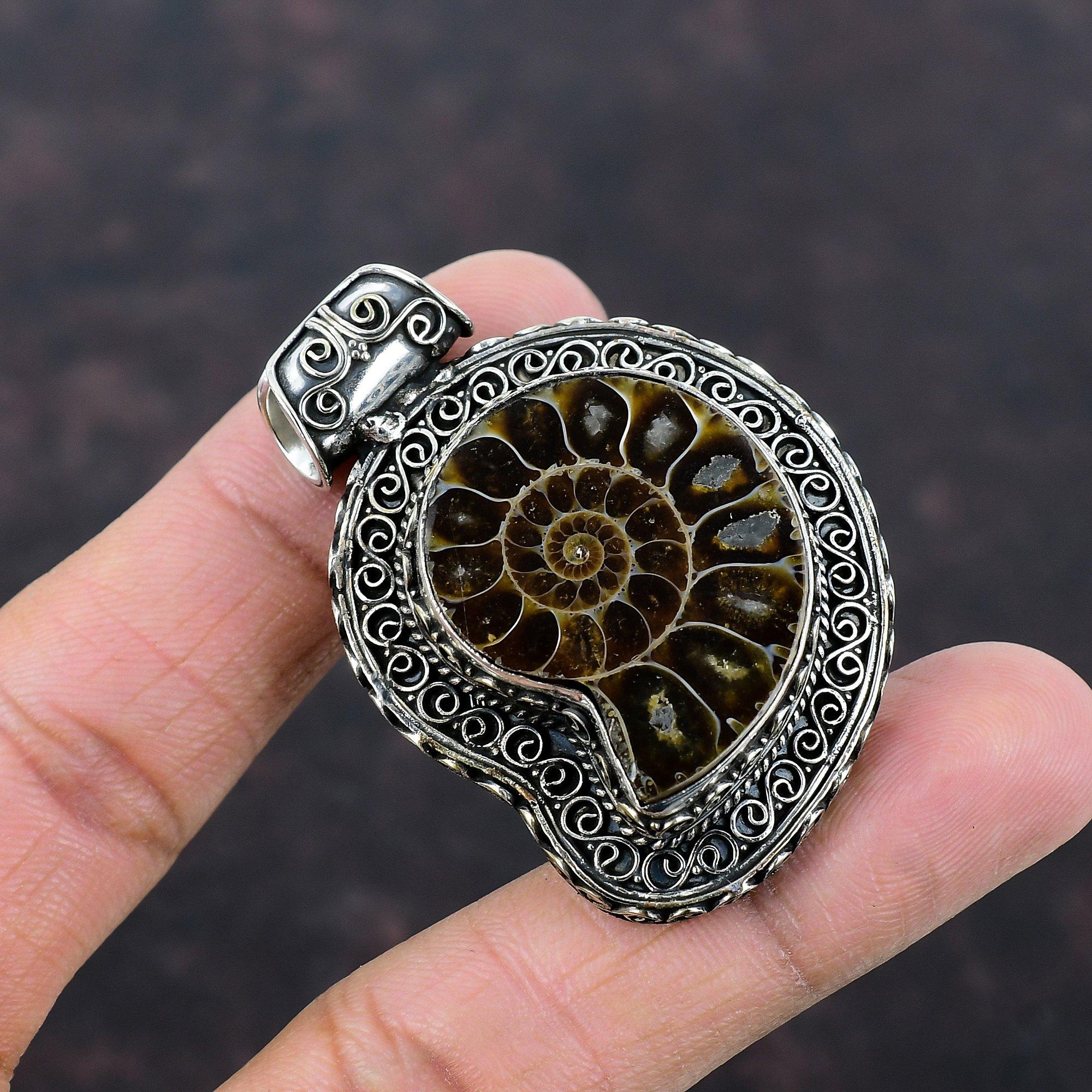 

Подвеска из ископаемого аммонита. Удивительный винтажный кулон из стерлингового серебра 925 пробы. Подвеска из ископаемого аммонита. Ювелирные изделия из драгоценного камня. Подвеска ручной работы. Подарок для мамы.