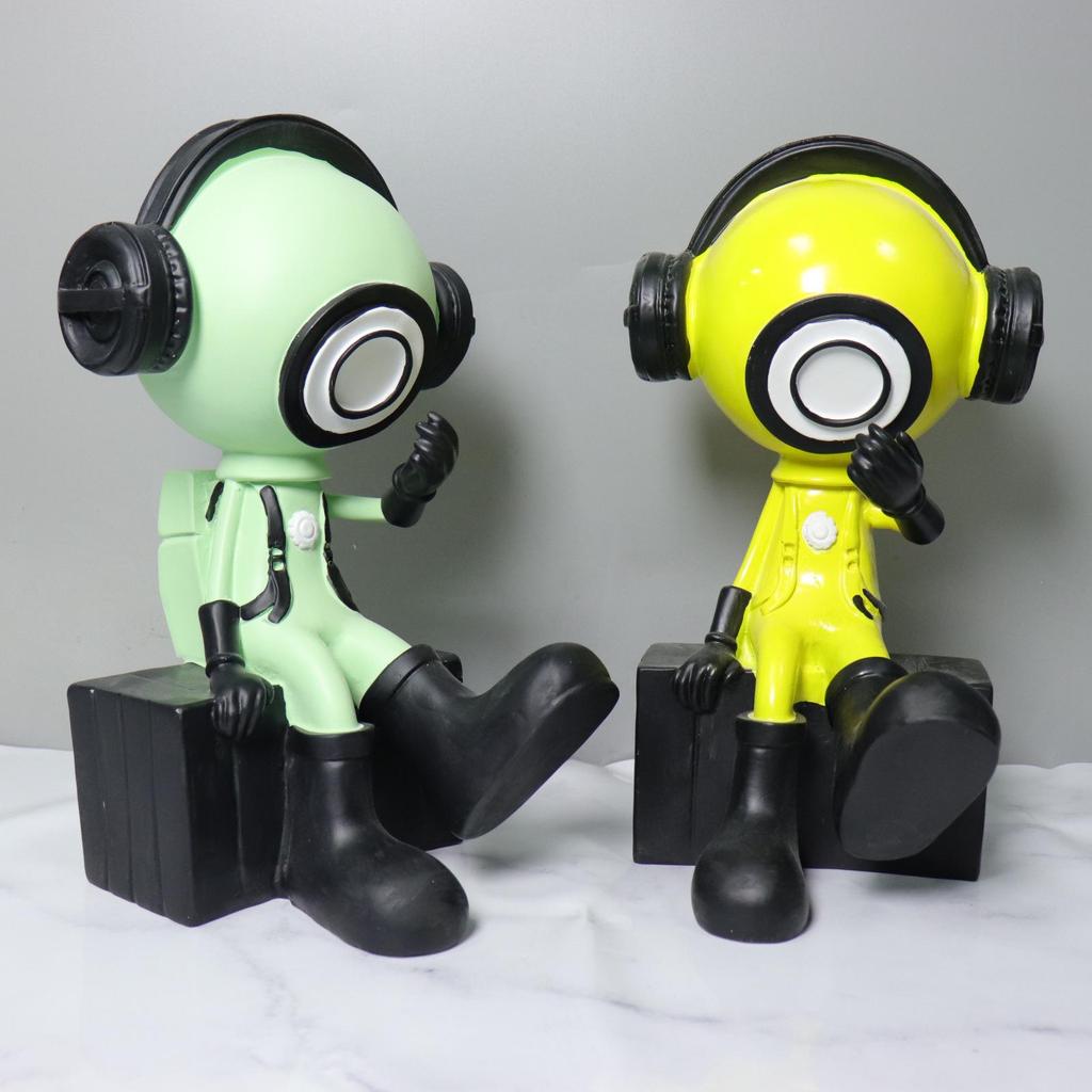 Modern Minimalist Astronaut Figurine for Children's Room - Trendy Collectible Bedroom and Living Room Decor