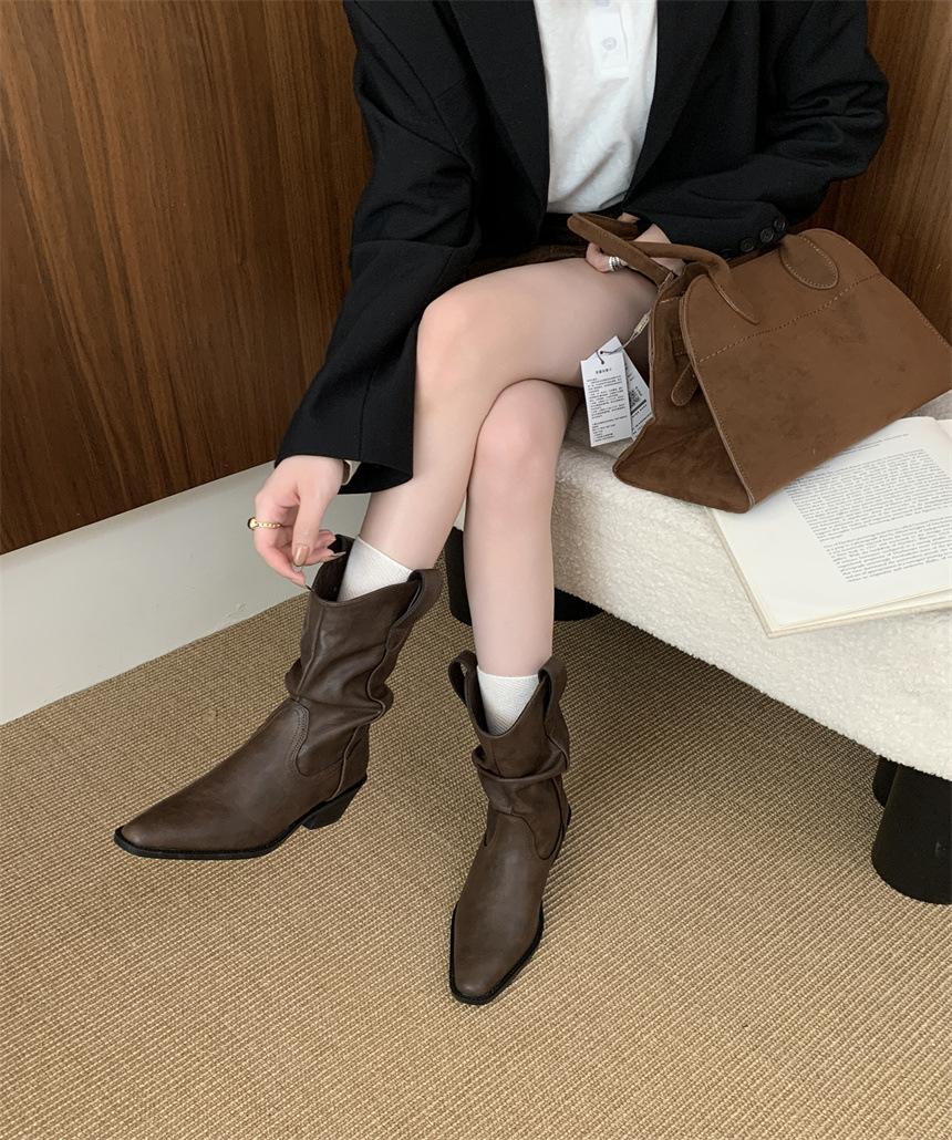 

Fairy wind square head thick heel boots female 2025 autumn and winter new pleated pile boots western cowboy boots medium boots 39 темно-коричневого