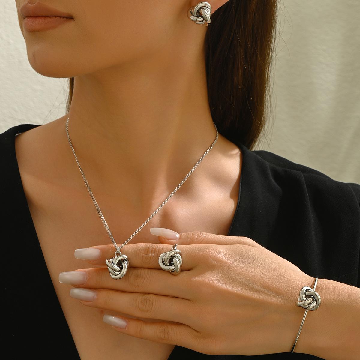 

Комплект украшений на шею Wind, нишевый дизайн с переплетением, открытый браслет, универсальные женские серьги, мода