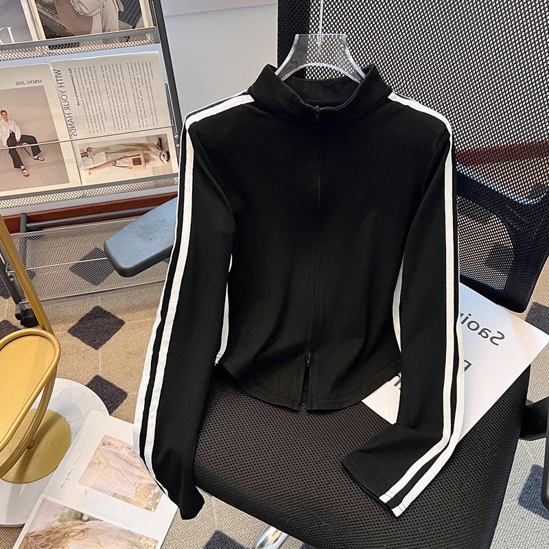 

Женская футболка в американском ретро стиле с воротником-стойкой, на молнии, с длинным рукавом, из матовой ткани, приталенная Extra Large чёрный