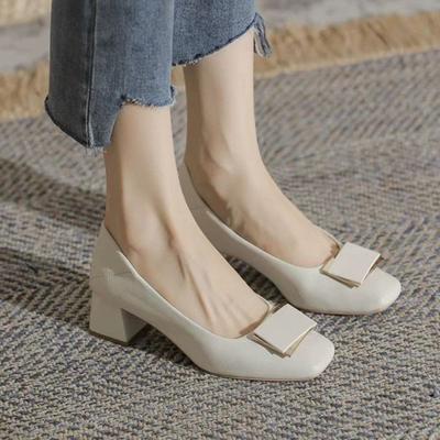 Senso di design di nicchia, scarpe singole con tacco medio, punta quadrata e scollatura bassa, nuovi modelli autunnali non stancano per stare in piedi a lungo, professiona