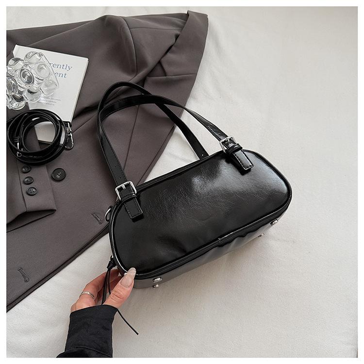 

Однотонная простая повседневная портативная маленькая квадратная сумка 2025 осень и зима большая вместимость ретро сумка через плечо текстурная сумка-багет для поездок на работу чёрный