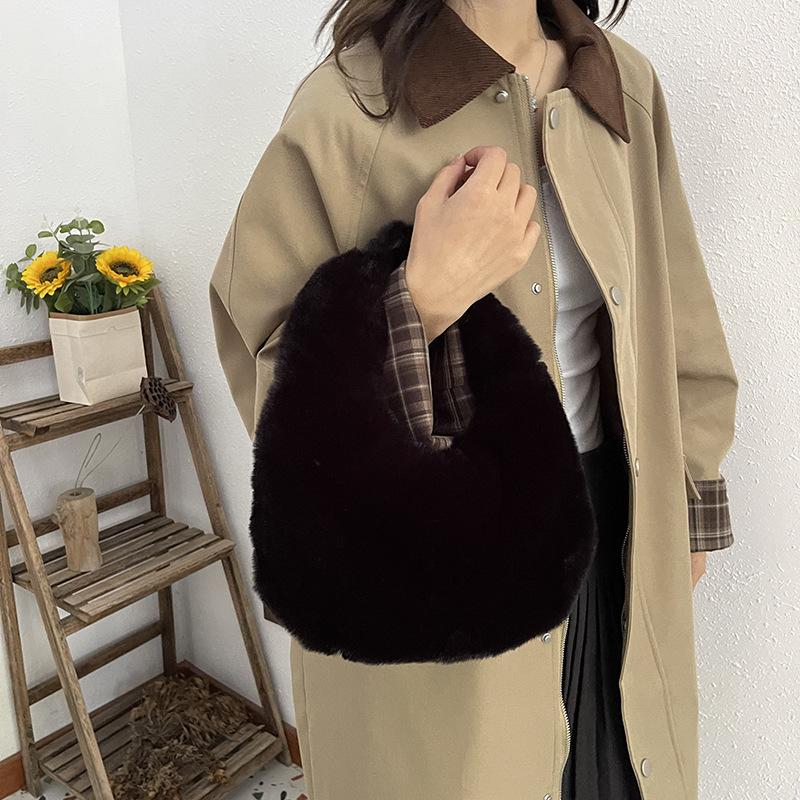 

Плюшевая маленькая сумка для женщин 2025 новая высококлассная универсальная сумка, пушистая сумка, студенческая сумка. 26*8*18 чёрный