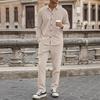 Completo da uomo autunnale casual con camicia a bottoni a maniche lunghe e pantaloni lunghi