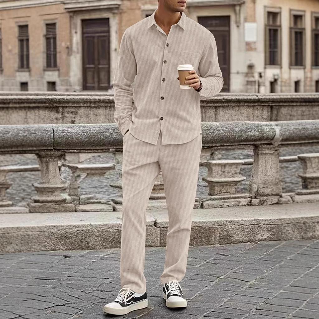 Completo da uomo autunnale casual con camicia a bottoni a maniche lunghe e pantaloni lunghi