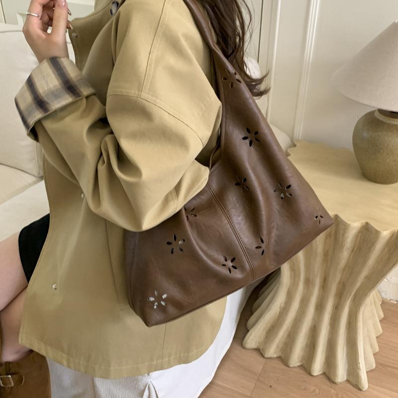 Hollow Underarm Bag Women's 2025 Autumn and Winter Korean Version Trendy Fashion Large-capacity Tote Bag Niche Retro Shoulder Bag