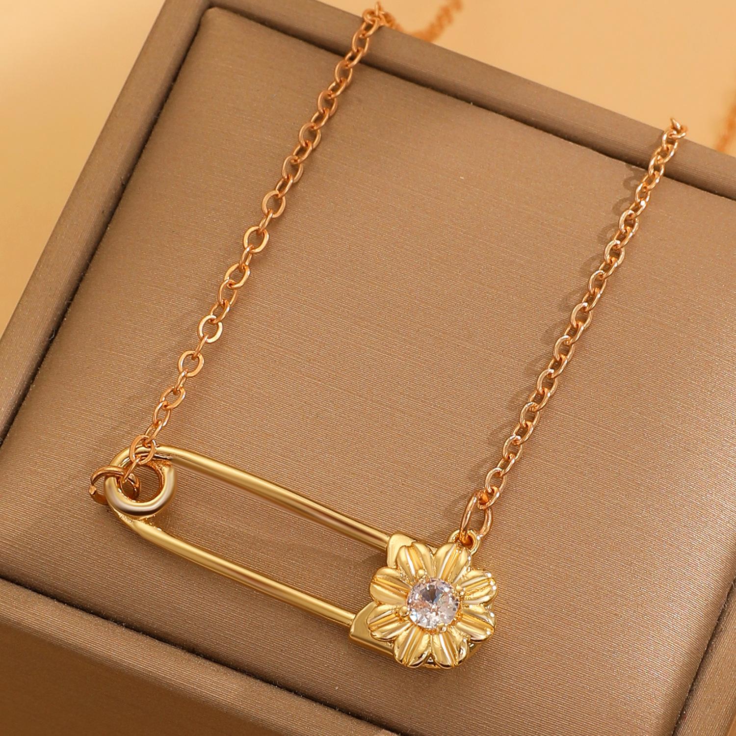 Temperament Gold Color Stainless Steel Inlay Zircon Chrysanthemum Flower Paperclip Pendant Necklace for Women Designer Jewelry золотой