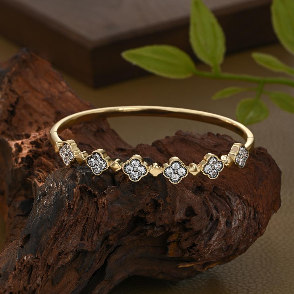 New Two-color Lucky Four-leaf Clover Bracelet Light Luxury Micro-paved Zircon Bracelet Trendy