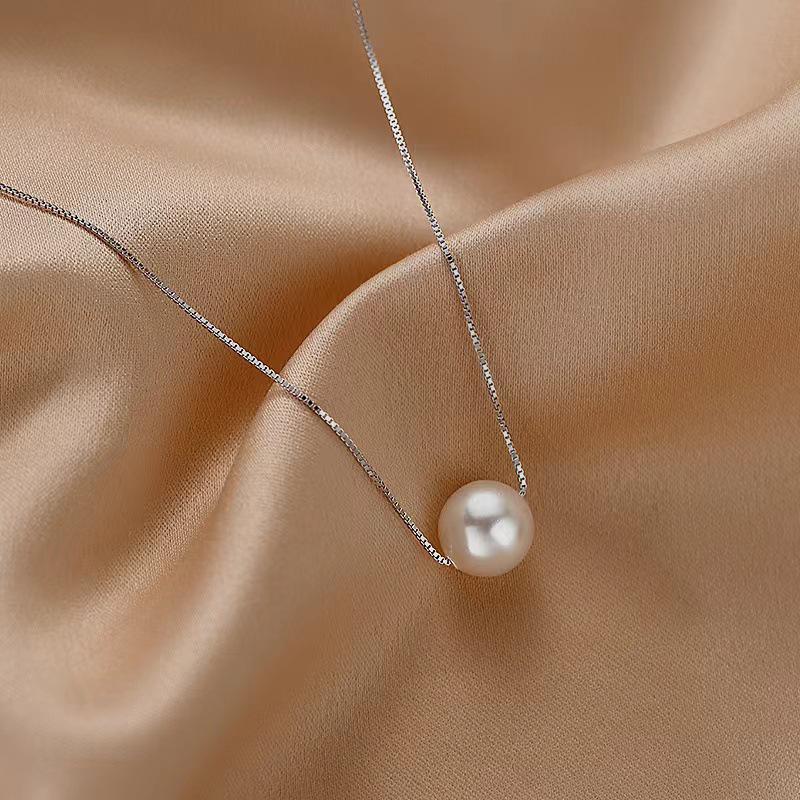 Elegant Retro Baroque Pearl Clavicle Necklace for Women