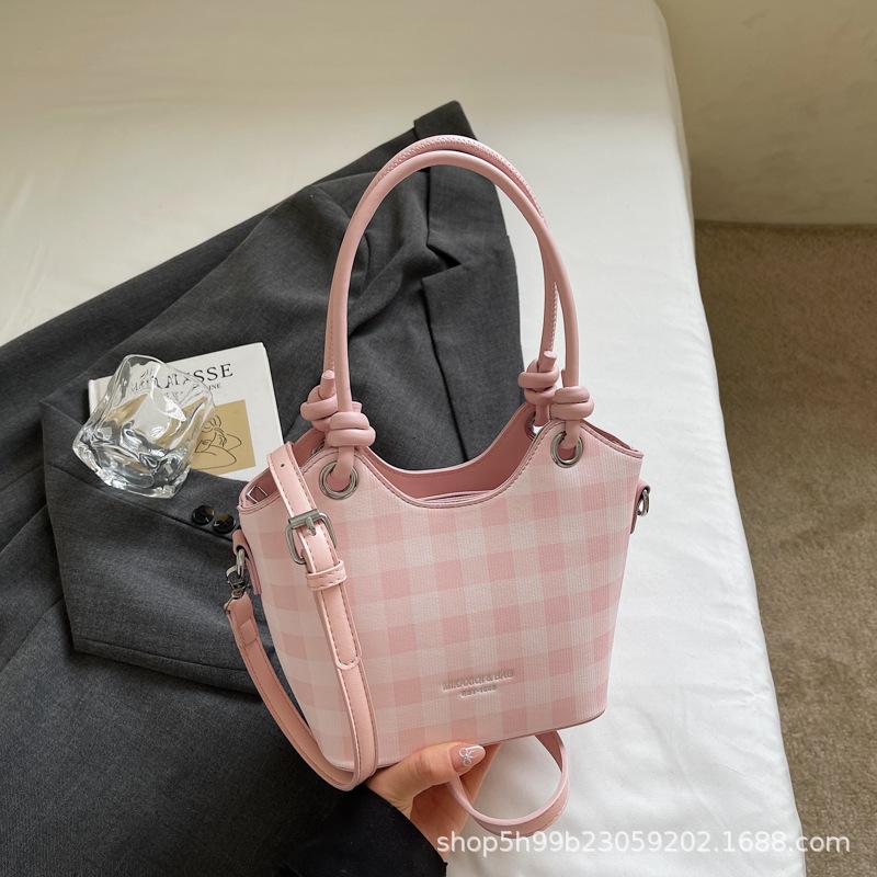 Niche fashionable bag women's new summer simple chain bag messenger bag high value portable shoulder bag