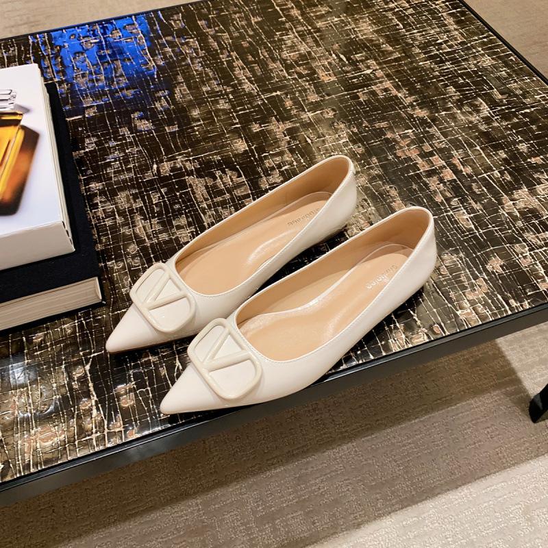 Temperament klein spitz Promi-Stil Lackleder V-Schnalle Pendler flacher Absatz Einzelne Schuhe Frauen