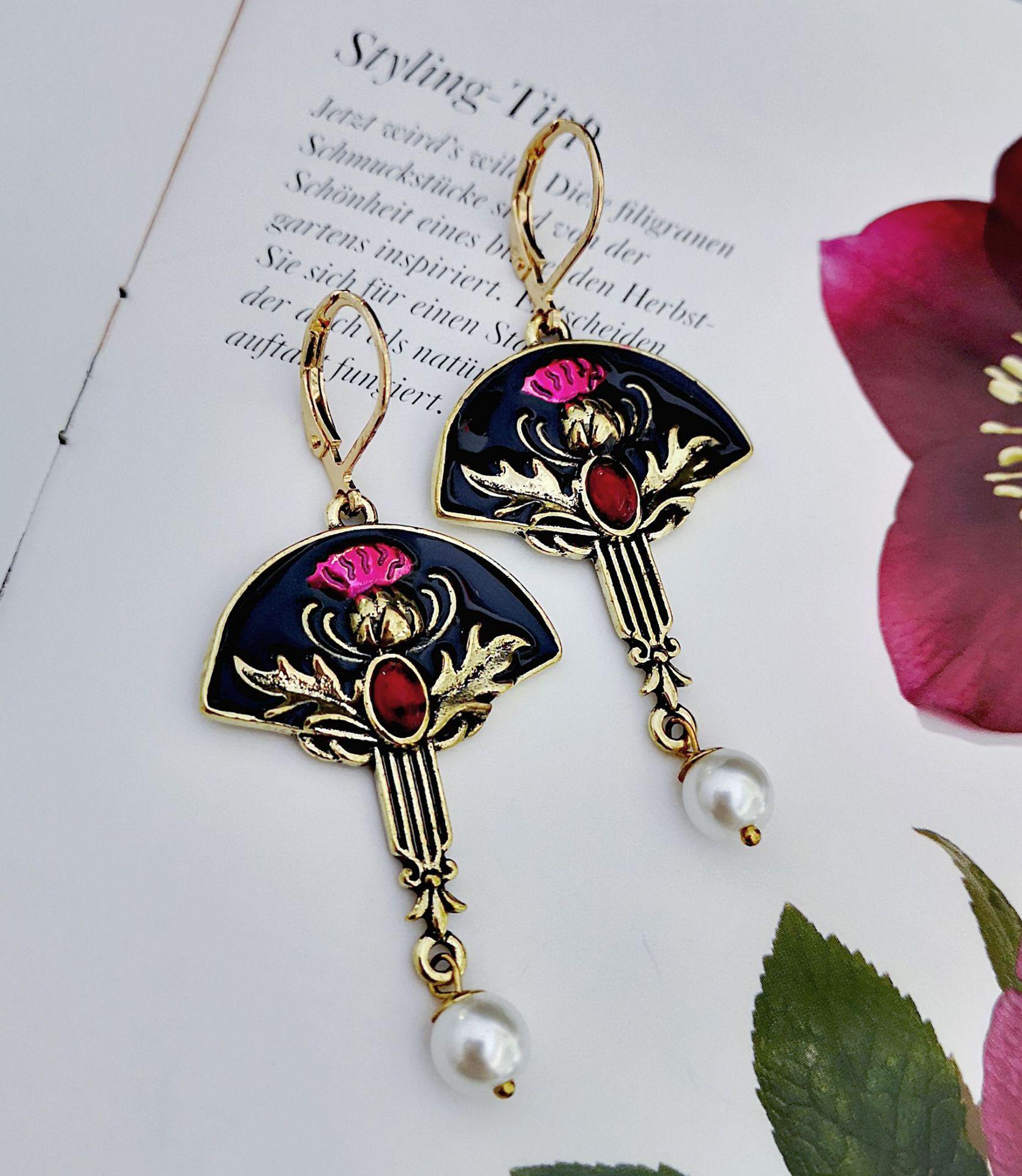 

Новые креативные серьги-капли с цветком чертополоха, женские этнические черные эмалированные веерообразные серьги с красным камнем и жемчугом, эффектные серьги, ювелирные изделия