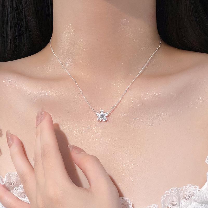 Słodki naszyjnik z kwiatów dla kobiet w nowym stylu: Prosty, modny, wykwintny, mały i świeży temperament