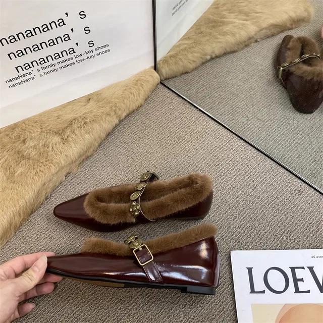 Vinter Nya Spetsiga Loafers för Kvinnor, Retro och Plysch Varma Platta Skor, Modernt Metallbältesspänne, Grund Mun Enkel Sko