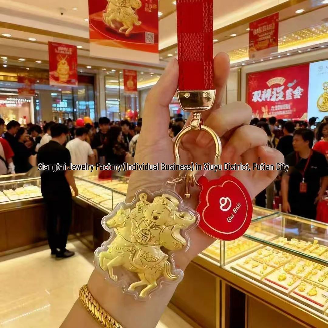 

Элегантный золотой брелок-шарм Год Лошади: Премиальный подвес для сумки и продуманный подарок клиенту или сувенир Gold Included