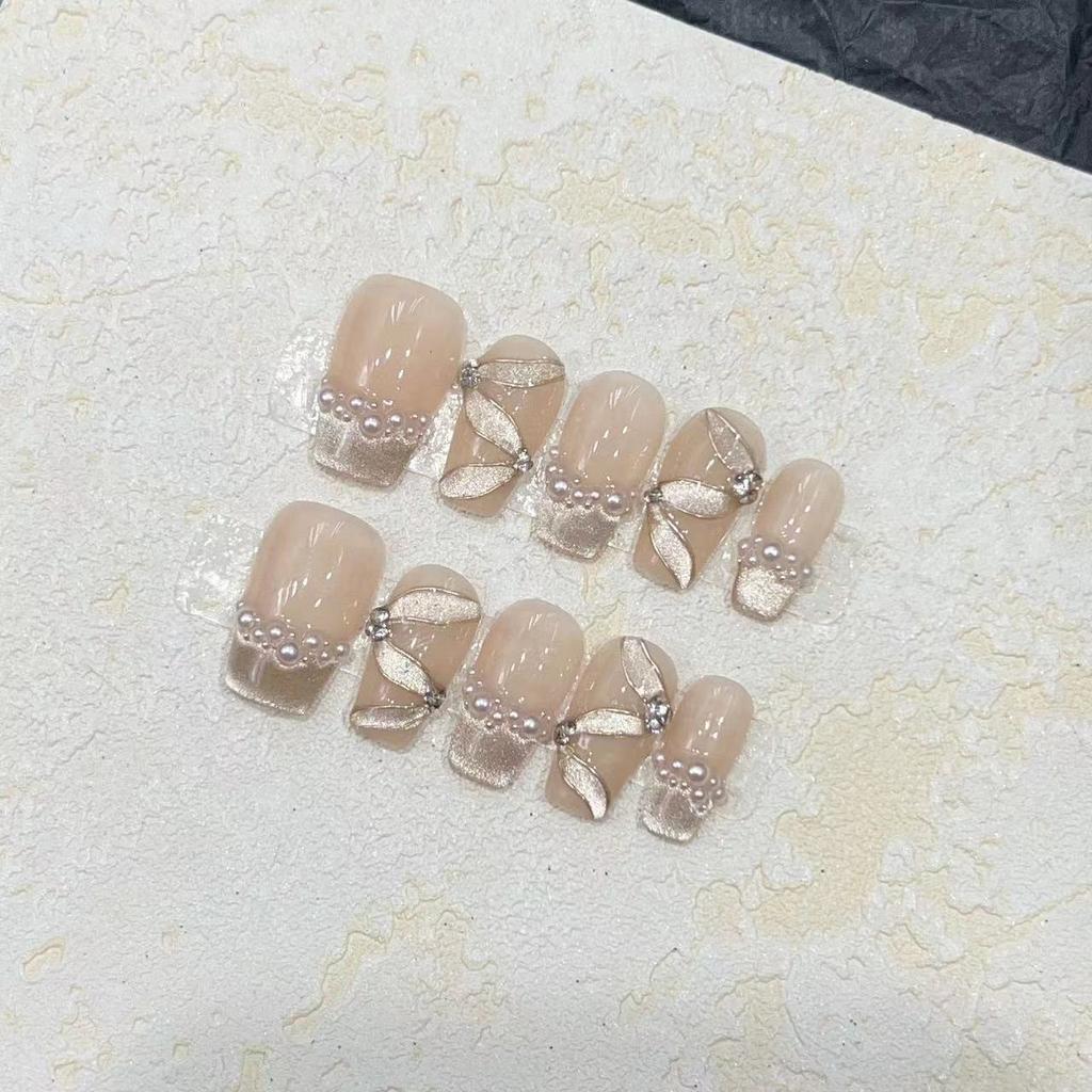 Wearing a Hand-made Pure Luxury Wind Nude Cat's Eye French Ribbon Pearls Hand-worn Nail Plate.