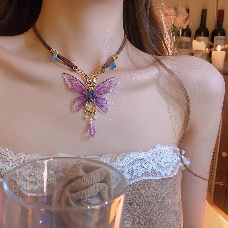 

Ожерелье из кристаллов и жемчуга в виде бабочки для женщин 2025 Новая горячая цепочка на ключицу Легкая роскошь Высокий класс Нишевая цепочка для свитера