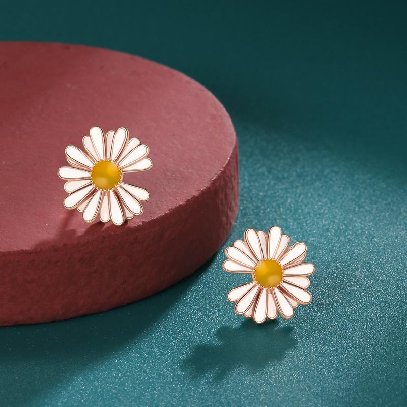 Spring Mori Small Daisy Stud Earrings Female Korean Version Fresh and Simple Flower Earrings Female Ins Wind