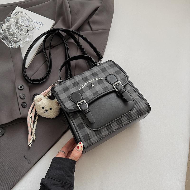 

Casual plaid women s backpack 2025 summer new small backpack high value contrasting color portable small schoolbag чёрный