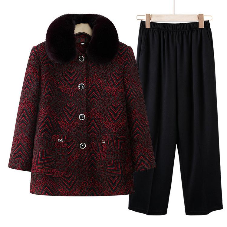 Starší podzimní a zimní kabát je podšitý a zesílený a nový zimní kabát pro babičku je vlněný.