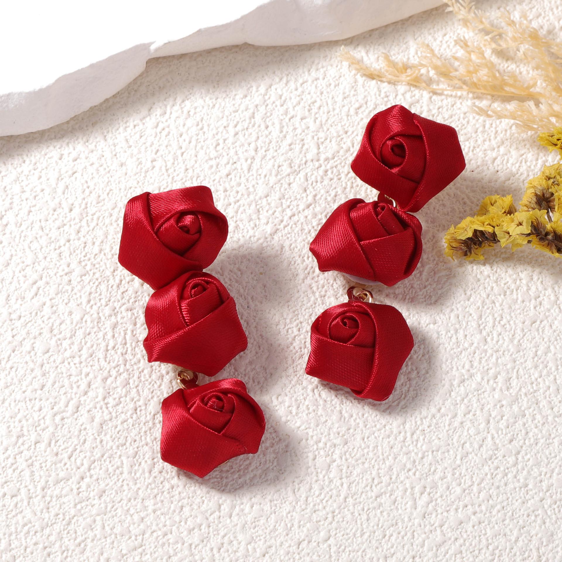 

Французские романтические серьги-подвески на День святого Валентина из яркой шелковой ленты с объемной розой в технике пэчворк, роскошные и высококлассные для женщин