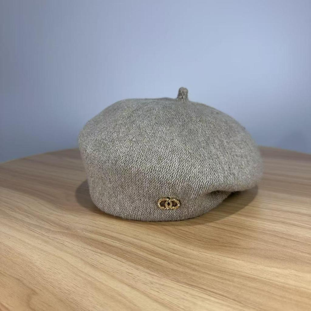 Chices Herbst/Winter-Barett im koreanischen Stil mit Metallabzeichen für Damen - Schlankmachender japanischer Mode-Malerhut