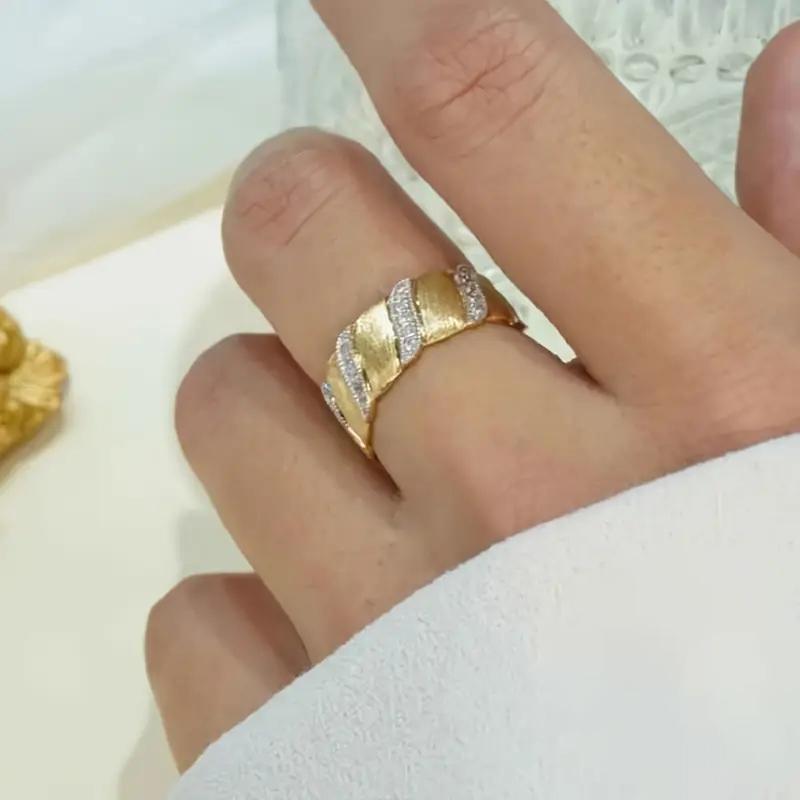 Huitan Anel Feminino Bicolor com Design Torcido para Casamento de Luxo Noivado Acessórios Charmosos Joias Elegantes e Sofisticadas para Presente de Dama