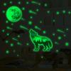 Adesivi Murali Decorativi Paesaggistici per Camera da Letto Soggiorno Sfondo Lupo Solitario Foresta Stelle Luna che Brillano al Buio