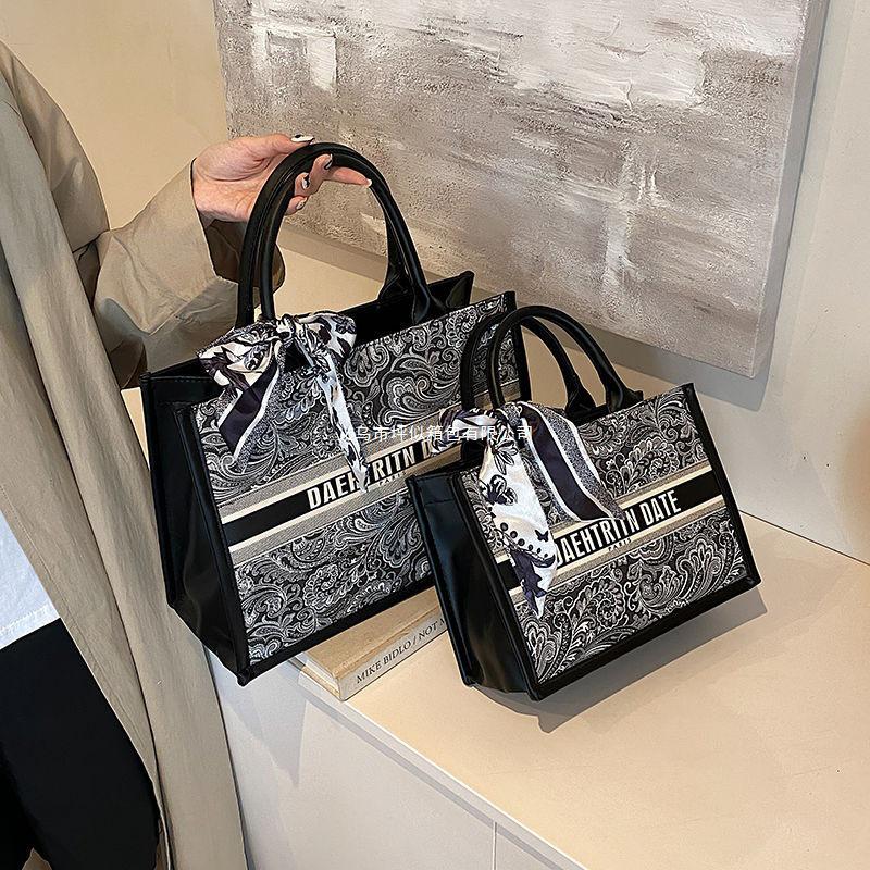 2025 Neue Damen Exquisite Dreidimensionale Tragetasche mit Hartem Boden - Unterarm-Schultertasche, Perfekt für die Uni oder zum Pendeln