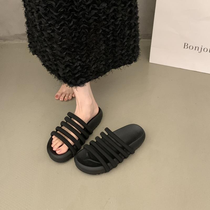 

French cool slippers women s outer wear summer 2025 new super fire thick bottom one-word drag premium seaside beach slippers 40 чёрный