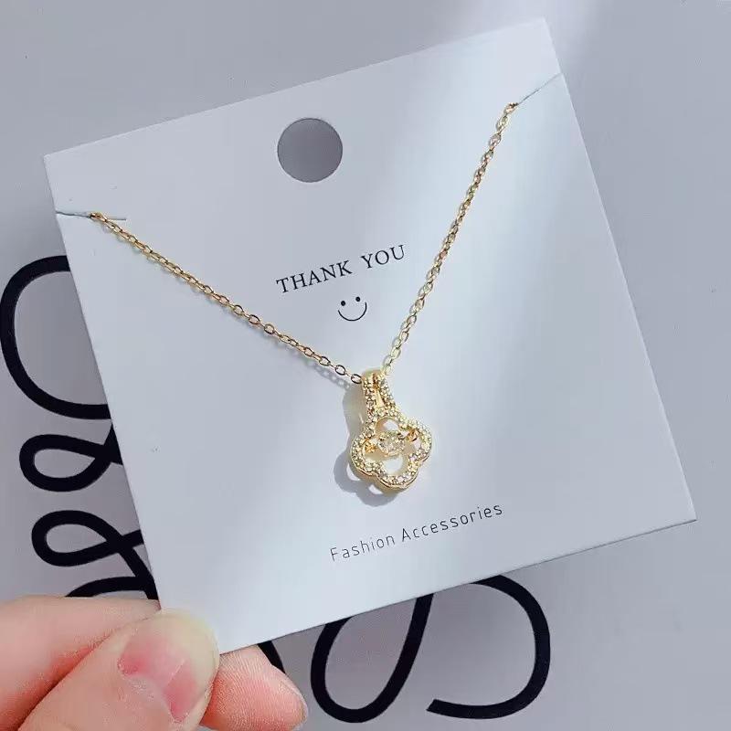 Vintage Titanium Steel Women's Pearl Pendant Necklace - Light Luxury Clavicle Chain