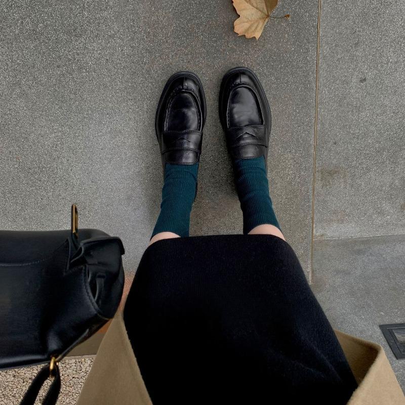 The New Style of Shoes Features A Retro Thick Heel and A Pair of Leather Shoes