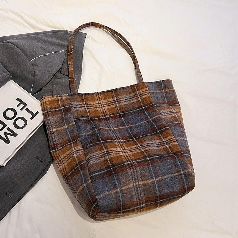 2025 new Korean tote bag large capacity women's niche plaid commuter handbag shoulder bag underarm bag
